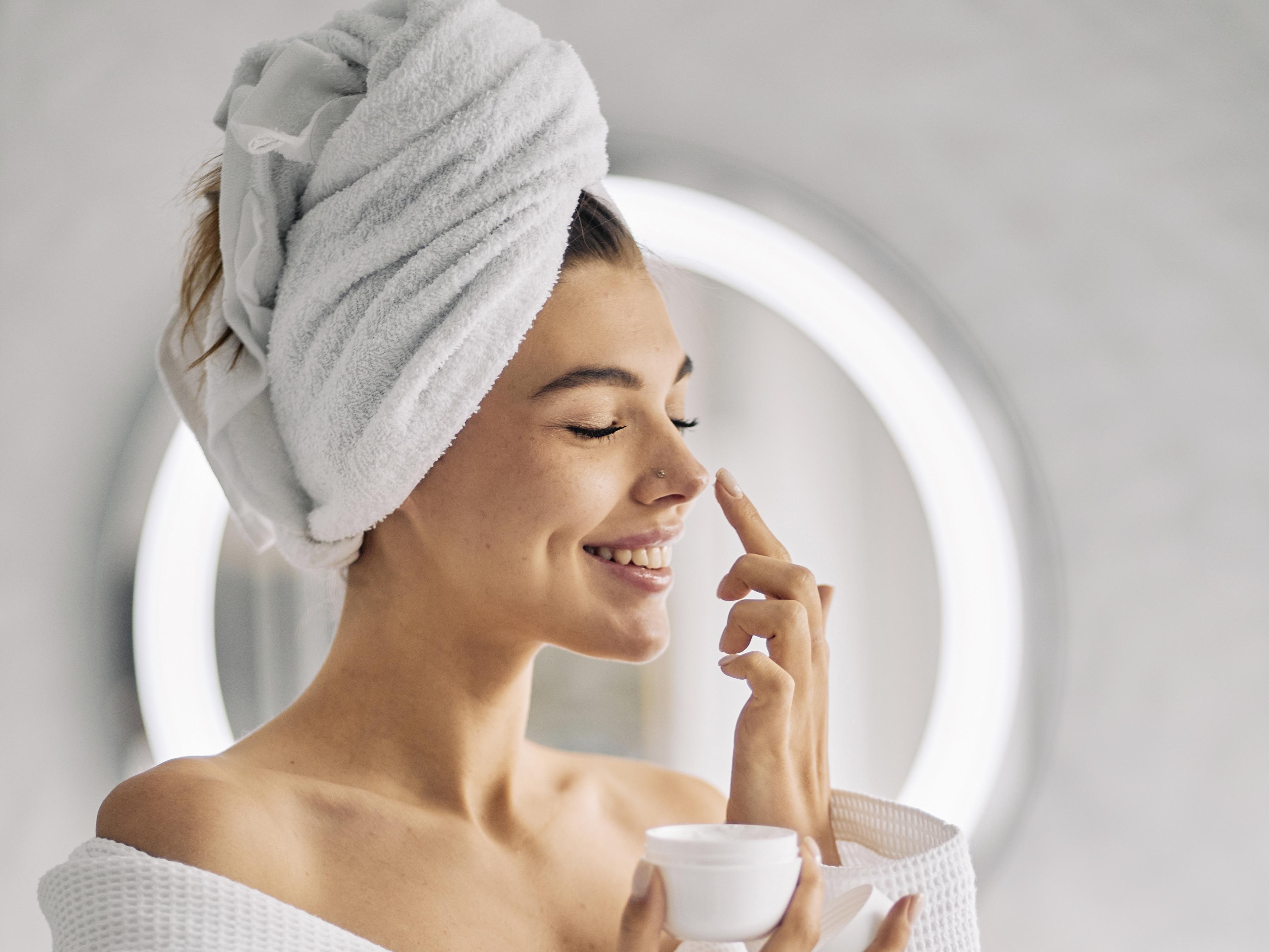 young-woman-doing-her-morning-routine_01